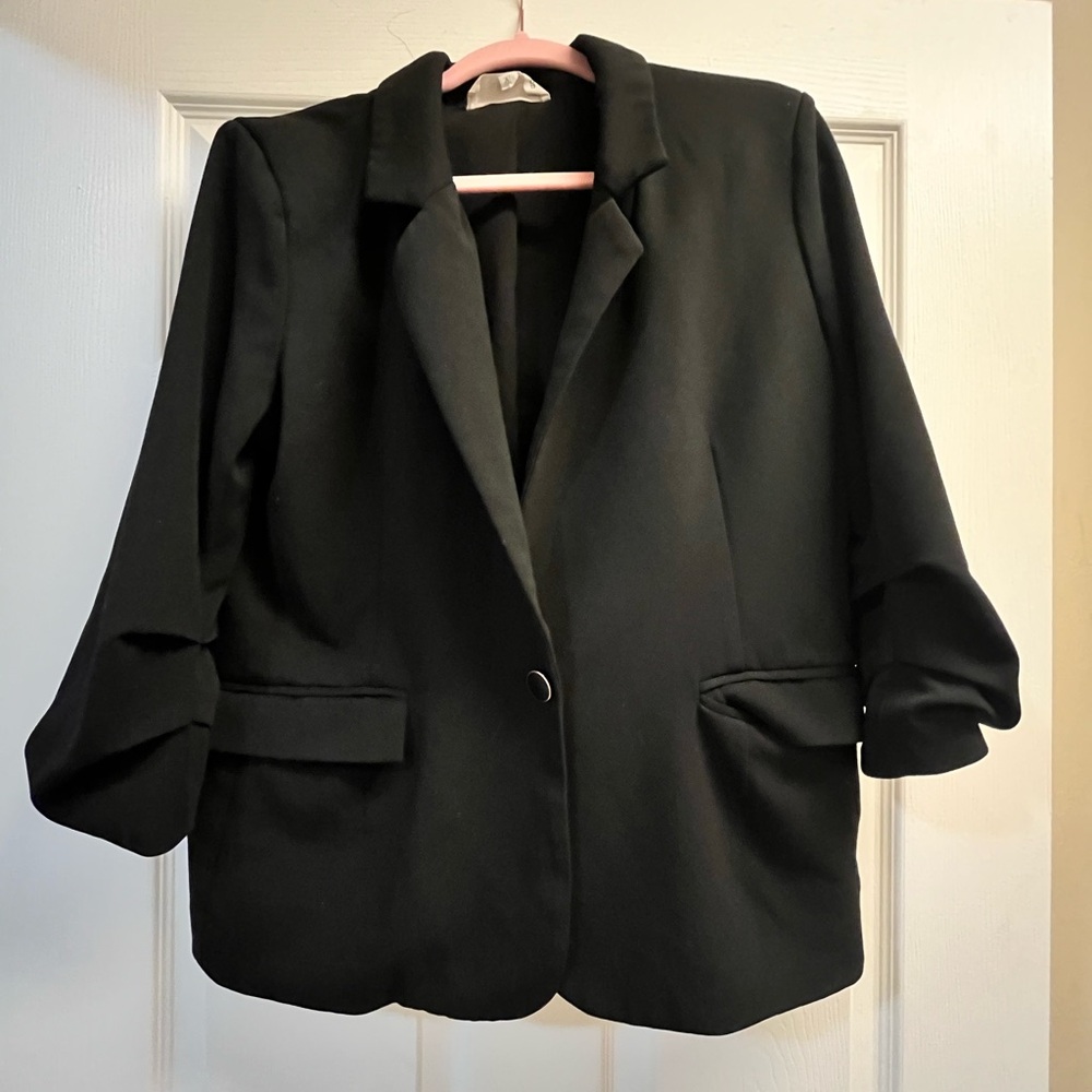 Black Structured Blazer with Notched Lapels and Three-Quarter Sleeves